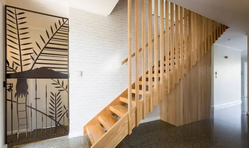 Tangga Kayu Jati Minimalis untuk Hunian Modern