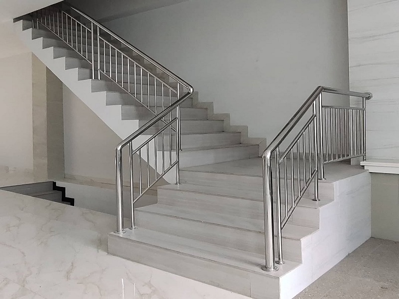 Inspirasi Desain Railing Tangga Stainless Steel untuk Hunian Modern yang Elegan